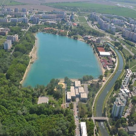 Lake Apartment, 2X Free Garage, 10 Mins To Centre Bratislava Buitenkant foto