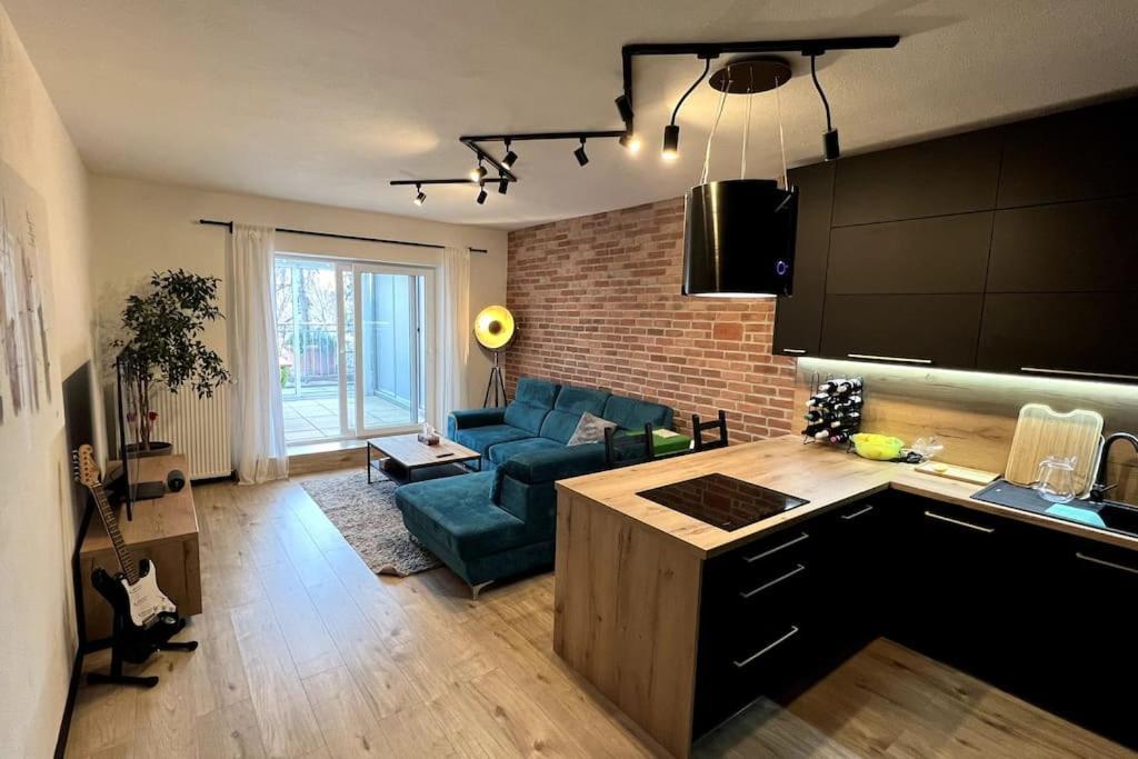 Lake Apartment, 2X Free Garage, 10 Mins To Centre Bratislava Buitenkant foto