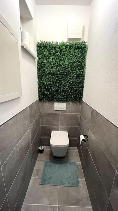 Lake Apartment, 2X Free Garage, 10 Mins To Centre Bratislava Buitenkant foto