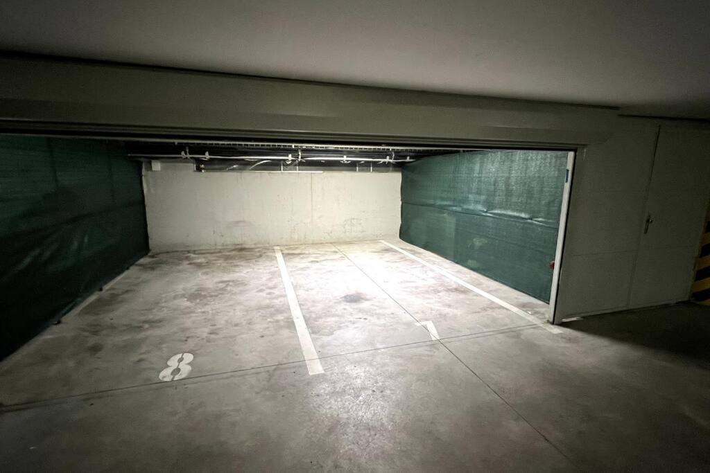 Lake Apartment, 2X Free Garage, 10 Mins To Centre Bratislava Buitenkant foto