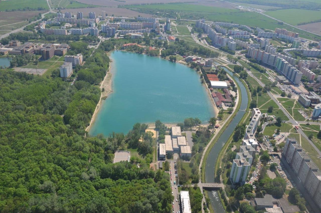 Lake Apartment, 2X Free Garage, 10 Mins To Centre Bratislava Buitenkant foto
